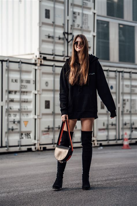 My Overknees Outfit with oversized hoodie and round sunglasses