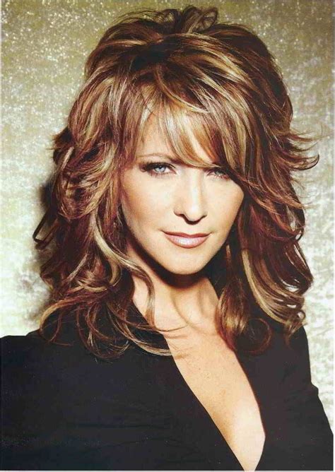 Layered Hairstyles With Soft Flipped Out Curls Wavy Haircut
