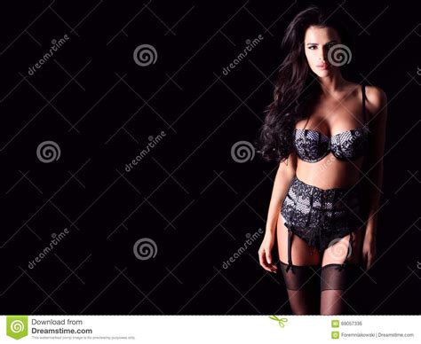 Femme Sensuelle Dans La Lingerie Sexy Sur Un Fond Noir Photo Stock