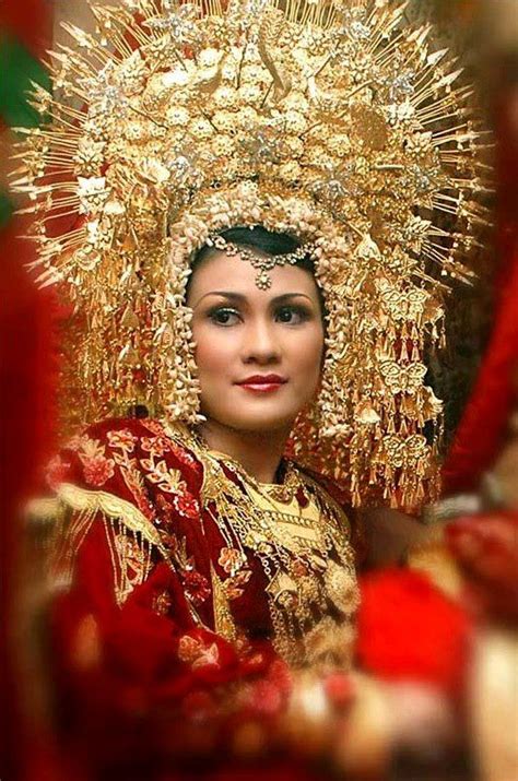 Indonesian Wedding Headdress And Costume Showing The Suntiang A Tradional Headpiece With Many