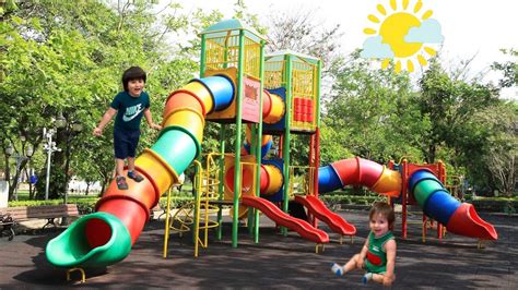 Jugando En El Parque Infantil Con Juegos Hide And Seek At A Huge