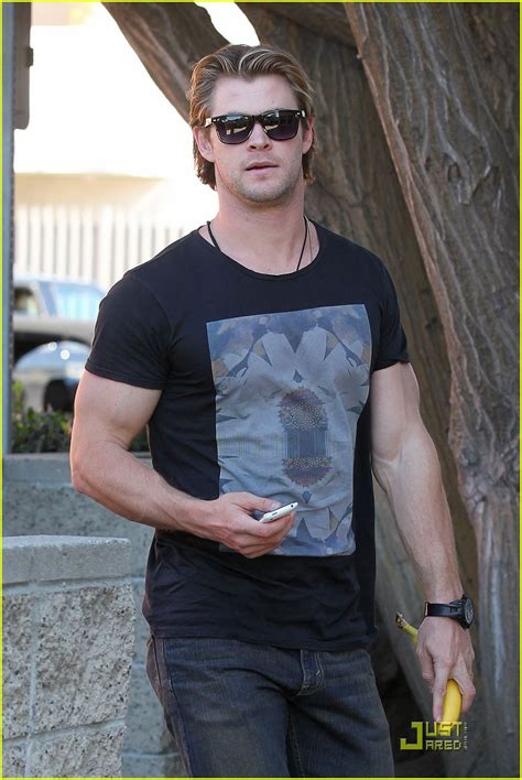 Chris Hemsworth Bulging Biceps Photo 2517770 Chris Hemsworth