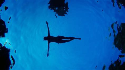 Les Catalanes se réjouissent de pouvoir se baigner seins nus dans les piscines publiques Euronews