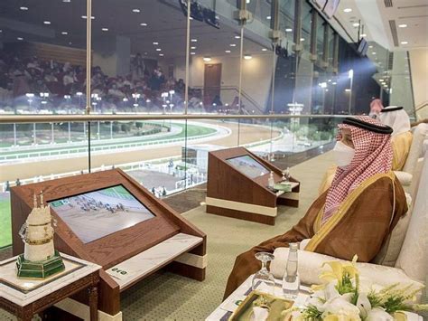 كأس خادم الحرمين الشريفين، البطولة الثانية من حيث الأهمية في كرة القدم السعودية بعد الدوري السعودي الممتاز، غالباً ما تعرف هذه المسابقة بـ(كأس الملك) كأس الملك بدأت عام 1957 واستمرت إلى عام 1990 ثم توقفت بسبب تغير اسم الدوري الممتاز إلى دوري كأس خادم الحرمين. نيابة عن خادم الحرمين الشريفين سمو أمير منطقة الرياض يرعى ...
