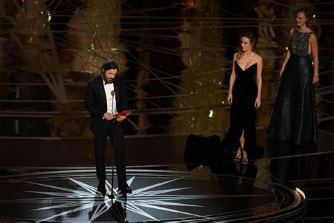 brie larson refuses to applaud casey affleck s best actor win at oscars the independent the