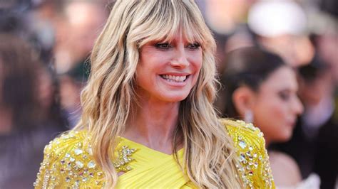 Heidi Klum Ans Allong E Et Dans Une Posture Totalement Cambr E Elle Prend La Pose En