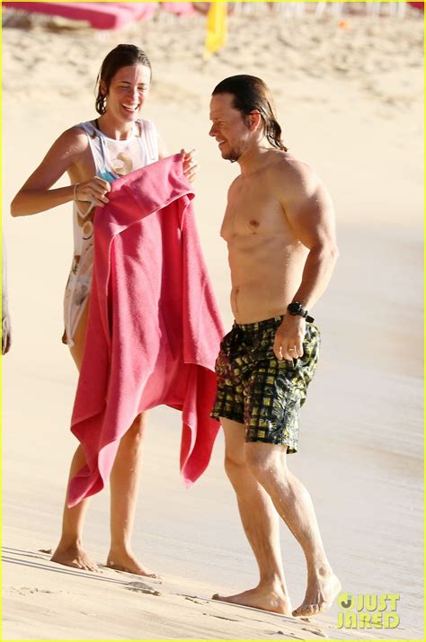 mark wahlberg and wife rhea durham show some pda on their tropical vacation photo 3791239
