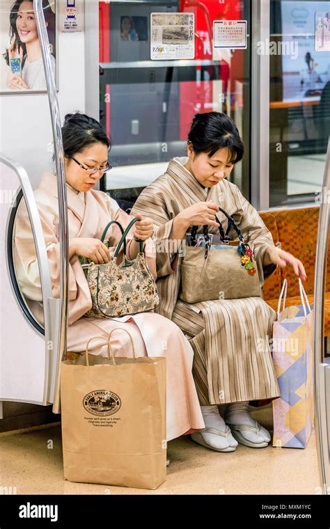 Coppia Di Donne Mature In Tradizionali Abiti Giapponesi Seduta Nella