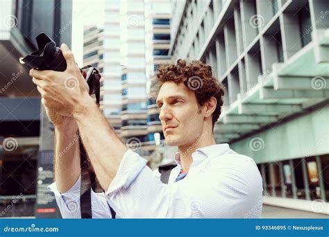 Manlig Fotograf Som Tar Bilden Fotografering för Bildbyråer Bild av