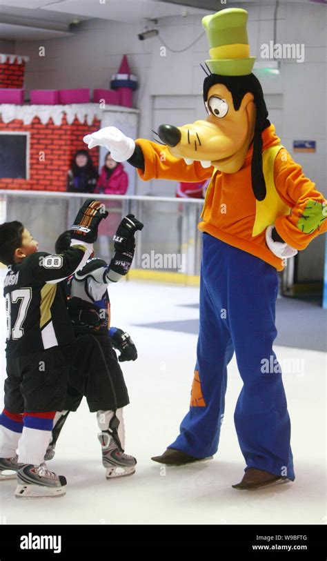 Goofy Interacts With Kids At A Press Conference For The Ice Show