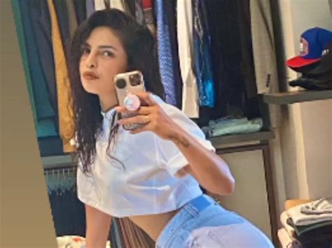 Priyanka Chopra Wardrobe Pic Priyanka Chopra Looks Hot In Crop Top