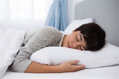 Contenido Chica Asiática Joven Durmiendo En La Cama Descargar Fotos