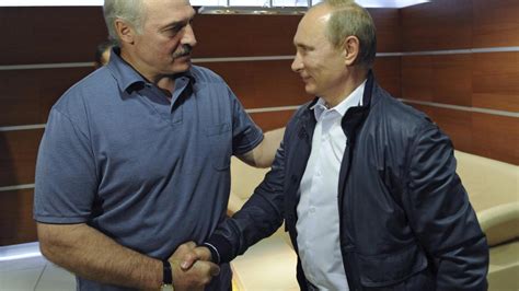 Alexander lukaschenko verstrickt sich bei der erklärung der entführung des journalisten roman protassewitsch in widersprüche. Lukaschenko: Weißrusslands Diktator riskiert Bruch mit ...