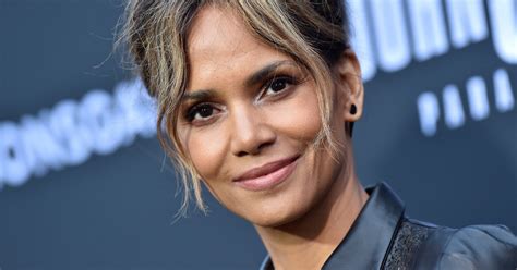 Halle Berry Claps Back At Troll Who Said She Cant Keep A Man Comic Sands