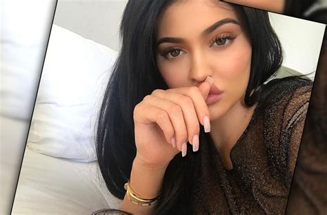 The Real Reason Kylie Jenners Keeping Her Pregnancy Private Public Content Network The