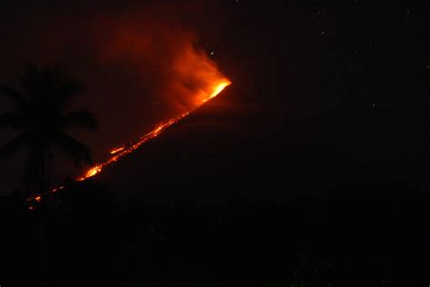 Mayon Volcano At Night Pyroclastic Flow As Seen 8km Away Flickr