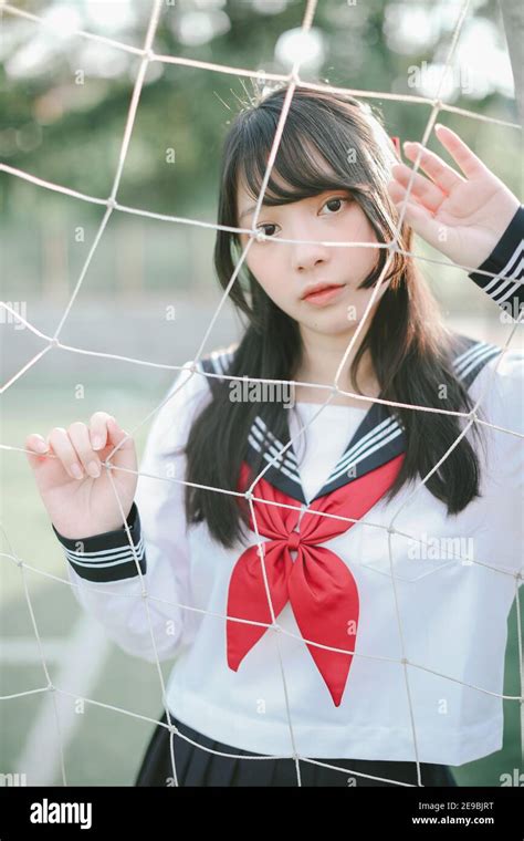 Retrato de la niña de la escuela secundaria japonesa asiática con apariencia de uniforme redes