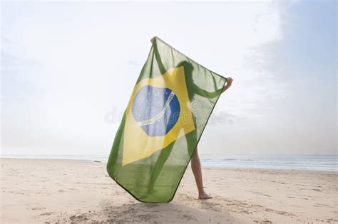 Menina Atrativa Nova Na Praia Com Bandeira De Brasil Foto De Stock Imagem De Praia Menina