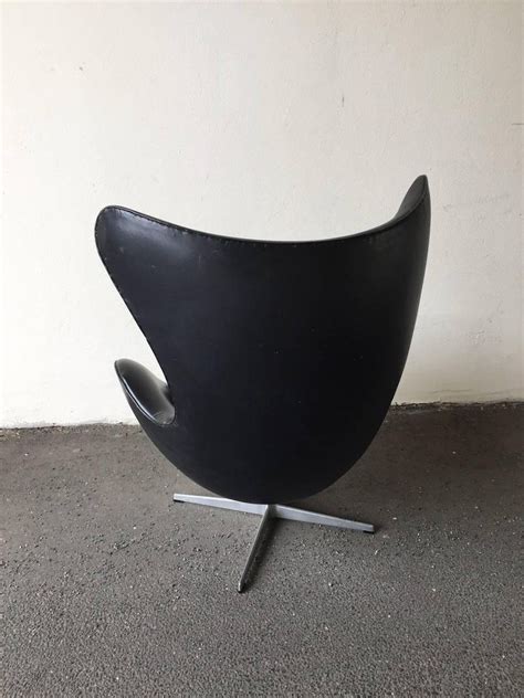 Because of the unique shape, the egg guarantees a bit of privacy in otherwise public spaces. Arne Jacobsen Early Edition Egg Chair For Sale at 1stdibs