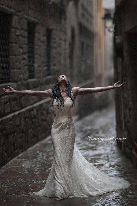 Bride In A Rainning Day Rain Photography Rain Photoshoot Rainy