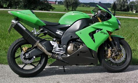 The 10r's one wild ride and an absolute weapon in experienced hands. 2005 Kawasaki Ninja ZX-10R - Moto.ZombDrive.COM