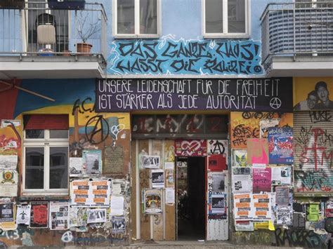 Nachbarn der da die anwohner der „rigaer 94 den eingangsbereich mit zwei toren nicht nur verschlossen, sondern regelrecht. «Rigaer 94»: Erfolg für Besitzer: Polizeieinsatz aber ...