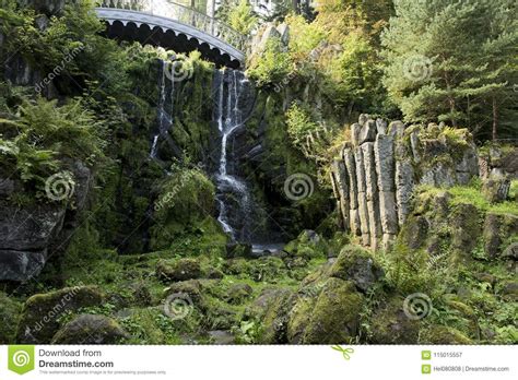 Wasserfall Und Brücke Im Park Des Schlosses Wilhelmshoehe Kassel