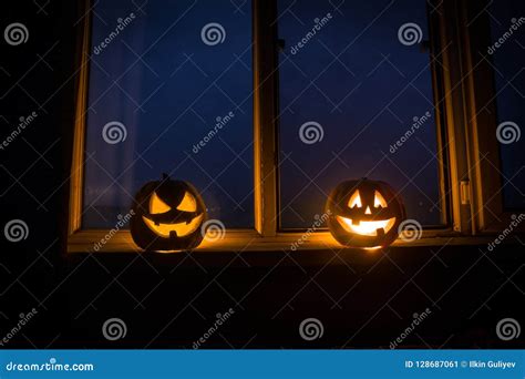 Enge Halloween Pompoen In Het Mystieke Huisvenster Bij Nacht Of