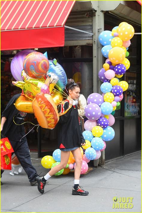 Full Sized Photo Of Bella Hadid Birthday Balloons For Gigi Hadid 22