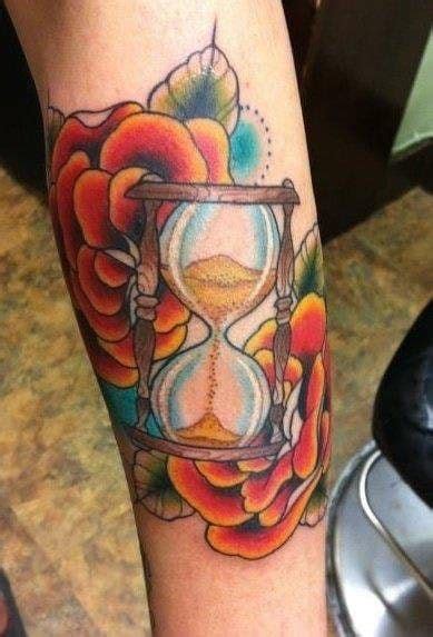 12 Traditional Hourglass Tattoos To Remind You That Time Flies