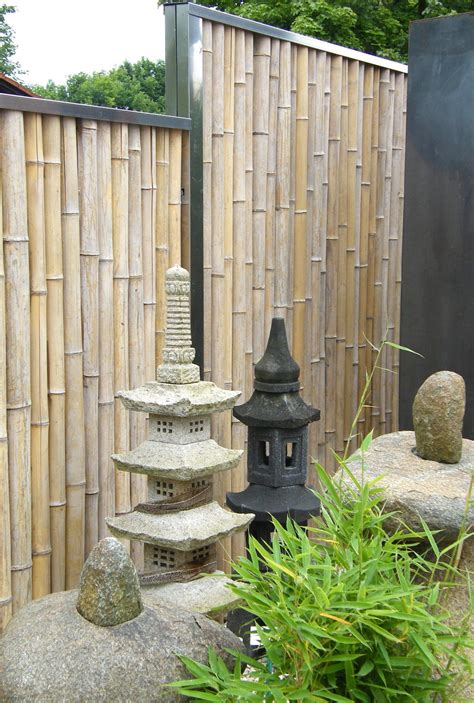Check out these top garden screening ideas to learn more! Bamboo privacy screen for the garden#bamboo #garden #privacy #screen in 2020 | Bamboo privacy ...