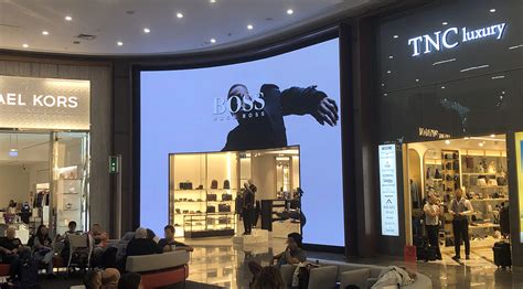 Finden sie ihr persönliches traumhaus bei uns. Hugo Boss Shop Fassade Gebogener Led-display | Ledeca