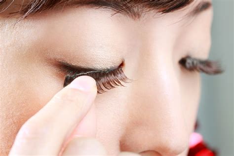 How to apply eyeliner with false eyelashes. How to Apply False Eyelashes Yourself