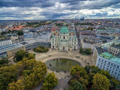 Daniel trattner versorgt obdachlose und der resselpark wirkt verlassen. VIENNA, AUSTRIA - OCTOBER 05, 2016: Vienna Karlskirche ...