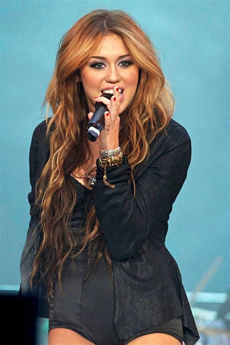 Pin By Bethany Hoskins On Hair Miley Cyrus Hair Miley Cyrus Brown Hair Miley Cyrus Long Hair