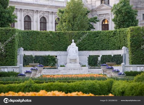 ウィーンのホーフブルク宮殿付近の庭園 — ストック写真 © Yayimages 263286332