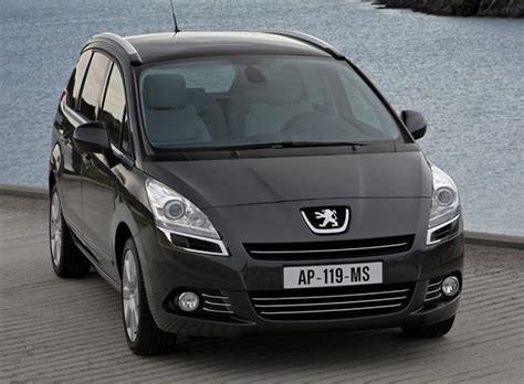 Cette revue couvre entièrement les variantes suivantes : Peugeot 5008, le nouveau profil du monospace- Nouveaux ...