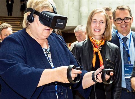 Statsminister i norge og partileder i høyre. Sjeldent bilde av Erna Solberg som styrer landet med et ...