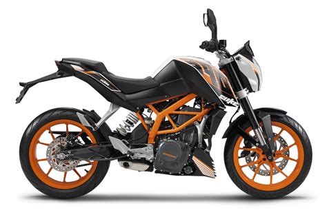 Here we just have the gear indicator and no shift indicator, but instead we have the whole rev counter that flickers to a red color as you rev high. KTM 390 Duke | Moto1Pro