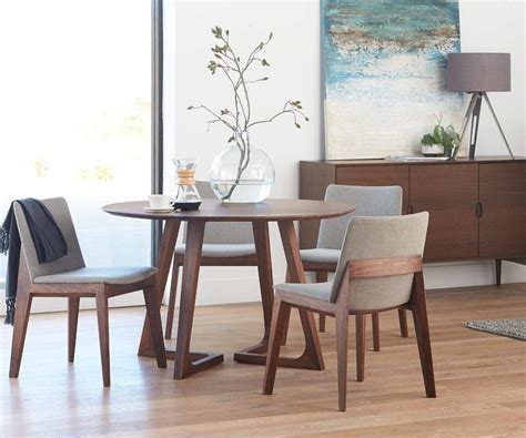 It is important to choose the right size when it comes to dining tables. Cress Dining Table Round - Dania Furniture