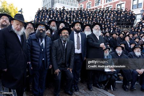 Thousands Of Chabad Lubavitch Rabbis From Around The World Pose For