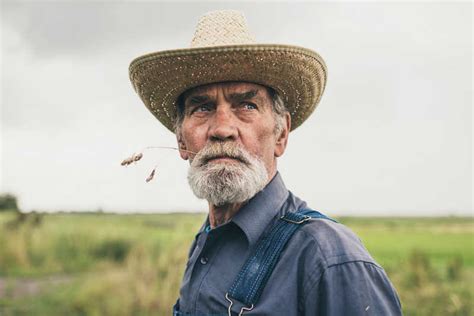 麦田里的农民图片 麦田里的老农民素材 高清图片 摄影照片 寻图免费打包下载