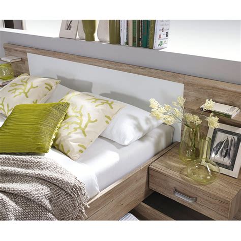 Cette tête de lit adaptable avec tables de chevet intégrées peut être positionnée à la hauteur souhaitée selon vos goûts et vos besoins. Lit en 160x200 cm avec 2 chevets et tête de lit | Maison ...