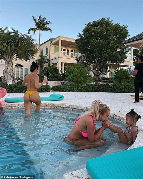 Kylie Jenner Goes Nude In Turks And Caicos As She Enjoys A Pink Girls