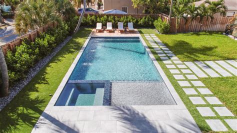 Modern Straight Line Pool Spa In Fort Lauderdale Moderne Piscine