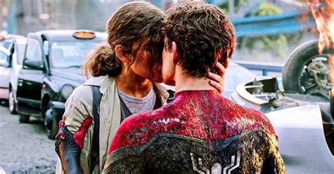 spider man stars tom holland and zendaya spotted kissing seemingly confirming dating rumors
