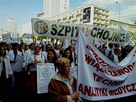 Protest pracowników i pracownic medycznych w Warszawie Domagano się m