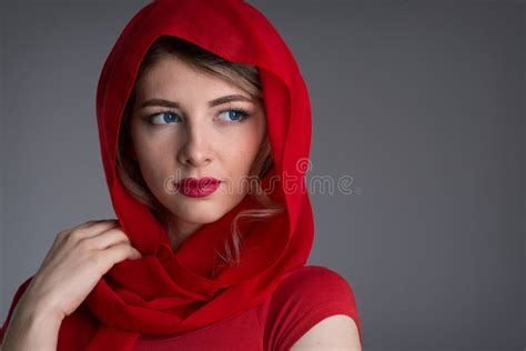 Vrouw Met Een Rode Hoofddoek Op Haar Hoofd Stock Afbeelding Image Of Huid Naughty 83918897