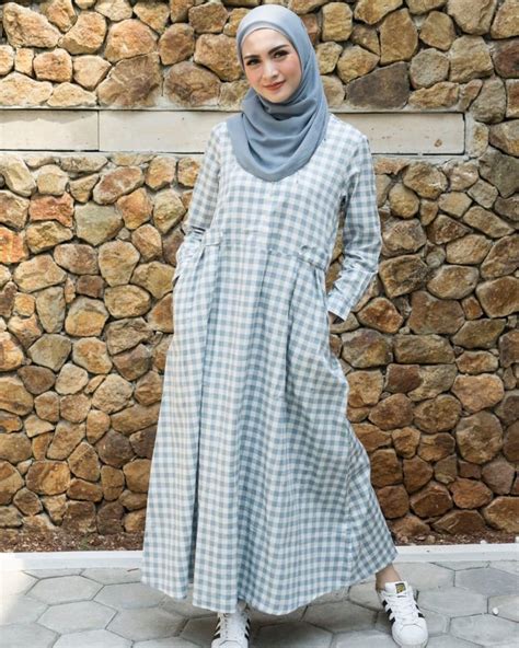Sontek 10 Gaya OOTD Hijab dengan Gamis ala Donita, Pas ...