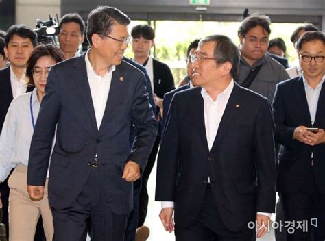 1963년생으로 영업 현장과 전략, 마케팅 부서 등 두루 경험 차기 농협은행장에 권준학 농협중앙회 상무. 포토웃음꽃 핀 은성수·윤석헌 - 아시아경제